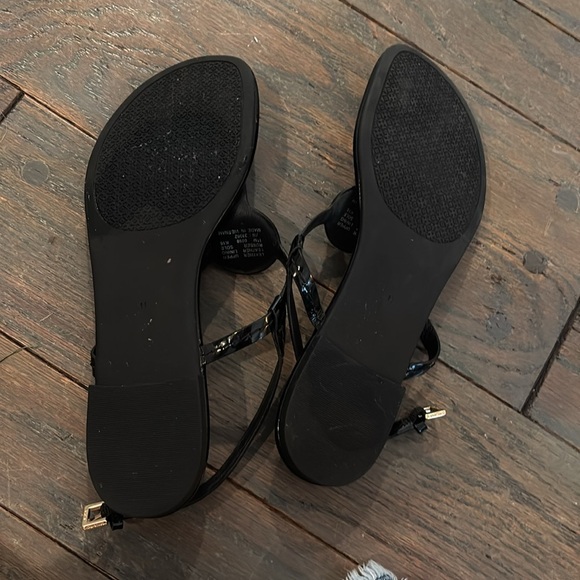 Tory Burch Ali Thong Sandals Black Patent Leather Gold Logo Size 11 - Picture 6 of 6